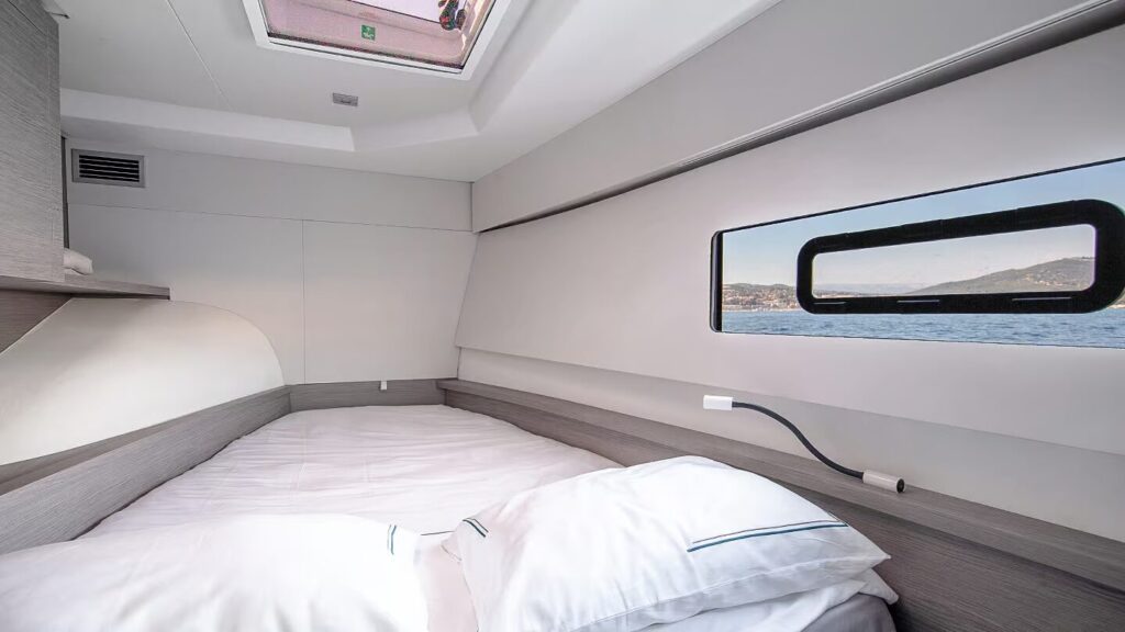 MY4S-Fountaine-Pajot-Motor-Yachts-Interior-04