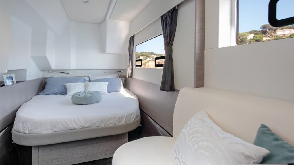 MY4S-Fountaine-Pajot-Motor-Yachts-Interior-06