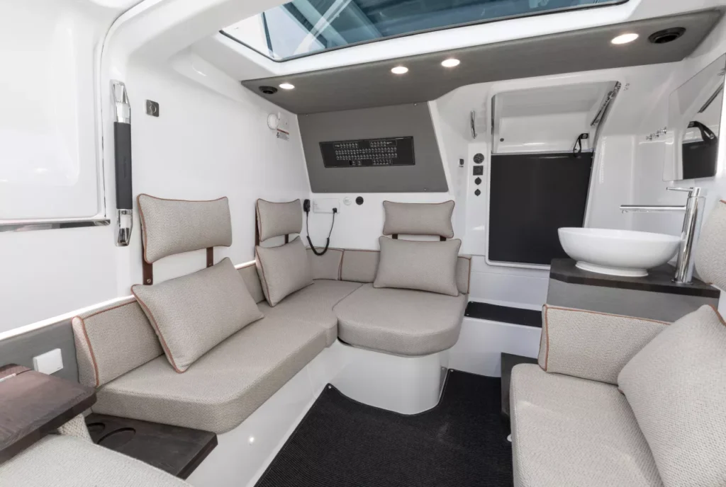 Axopar-37-ST-gallery-R7A2088__FillWzEyODAsODYwXQ_WebP~jpg