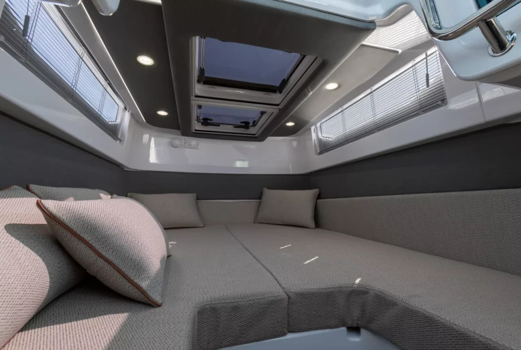 Axopar-37-ST-gallery-R7A2217__FillWzEyODAsODYwXQ_WebP~jpg